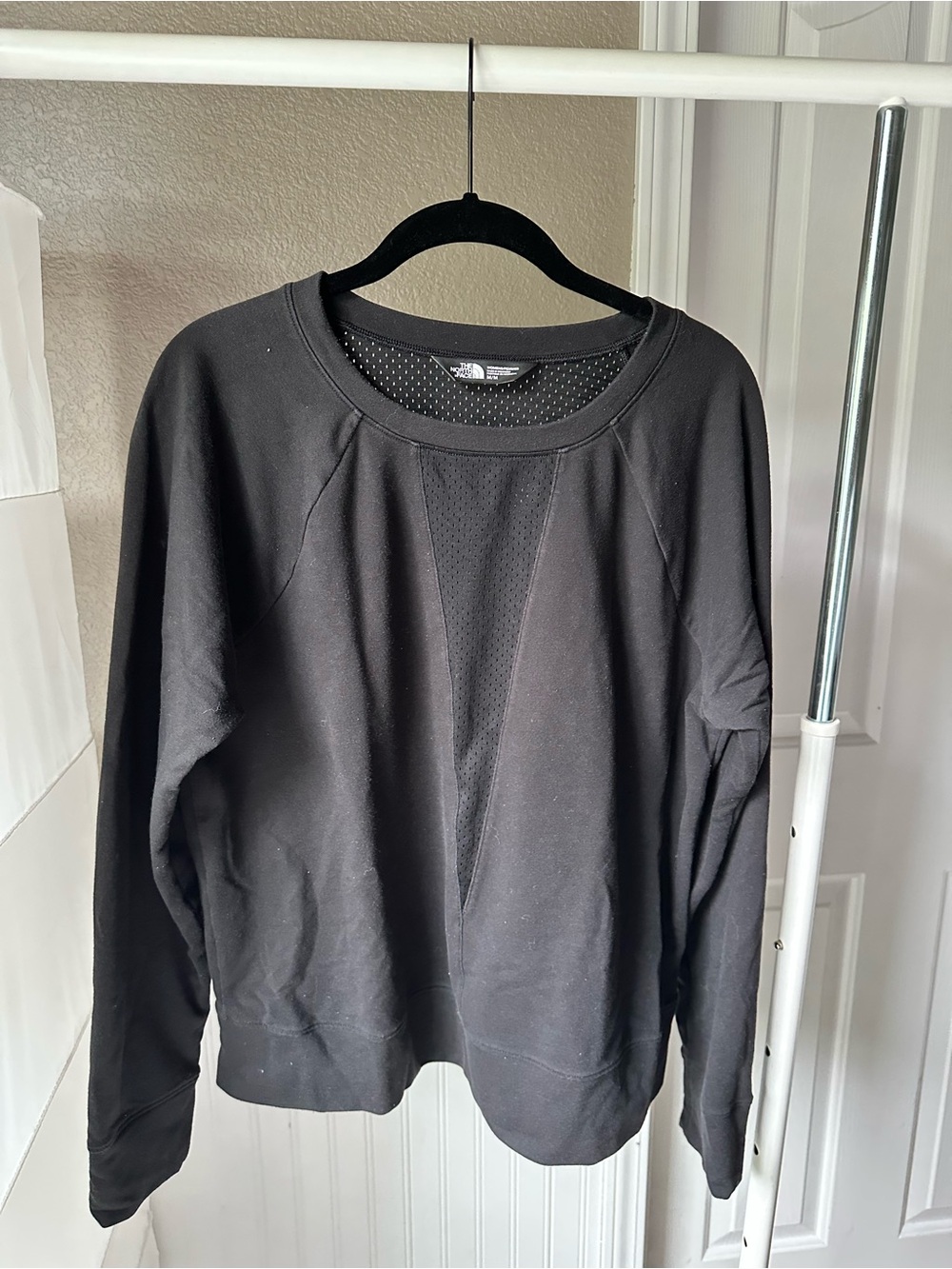The North Face Women’s Black Crewneck Pullover Sweatshirt